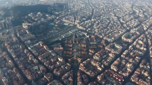 AERIAL: Typische Stadtblöcke und das Hospital de Sant Pau von oben im schönen Sonnenlicht — Stockvideo