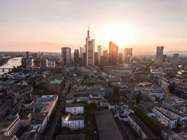 Atemberaubende Ansicht der Skyline von Frankfurt am Main aus der Luft bei schönem Sonnenlicht — Stockfoto