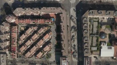 Tipik Şehir Bloklarının Şehir Trafiğiyle Güzel Gün Işığında Barselona İHA Çekimi 