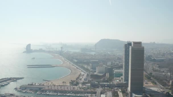 АЭРИАЛ: Барселона, Испания Широкий беспилотный снимок города и океана с лодками в заливе — стоковое видео
