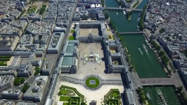 ARIAL: Let do Louvre, Paříž za letního dne — Stock video