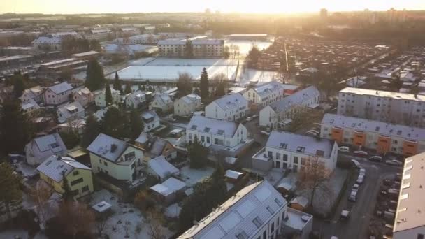 AERIAL: Huizen bedekt met mooie witte sneeuw, Zonnig, Winter, Duitsland — Stockvideo