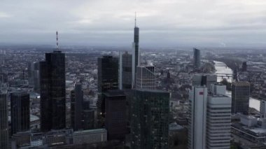 Frankfurt am Main 'in Geniş Çekimi, Almanya Bulutlu Gri Kış Günü' nde Skyline