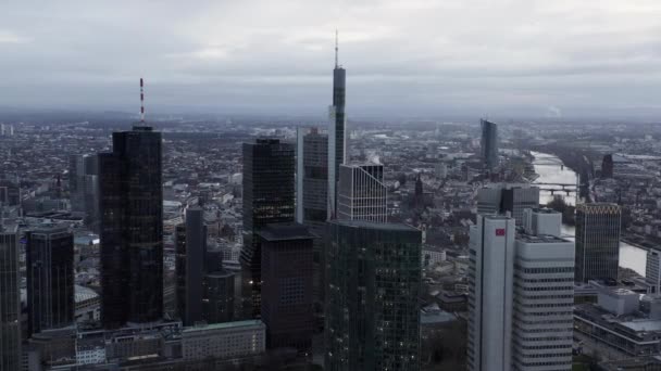 AERIAL: Široký záběr Frankfurtu nad Mohanem, Německo Skyline na oblačný zimní den — Stock video