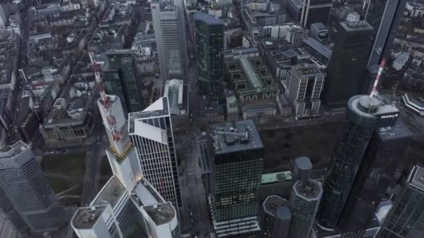 AERIAL: Epische Neigung in die schöne Skyline von Frankfurt am Main am wolkenverhangenen grauen Wintertag mit Autos — Stockvideo