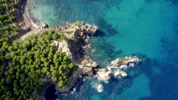 AERIAL: Over de prachtige kustlijn van Tropisch eiland Mallorca, Spanje met oceaan en blauw water in de zomer, Daglicht vakantie, Reizen, Zonnig, Golven — Stockvideo