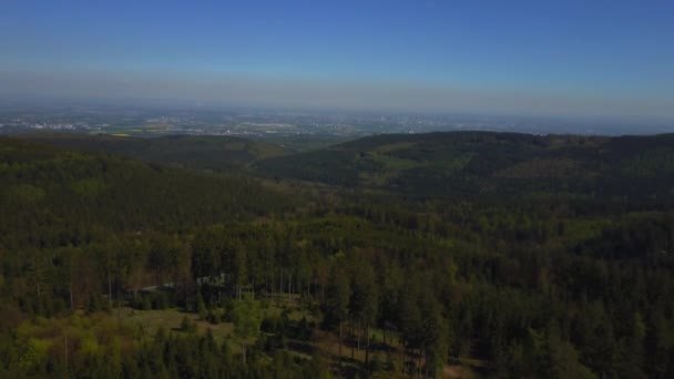 AERIAL: Let nad německým lesem s městem vzadu, Frankfurt, Německo, Sunshine — Stock video