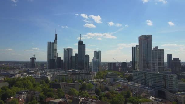 AERIAL: Flyg mot vackra Frankfurt am Main Skyline med blå himmel och sol Shining — Stockvideo