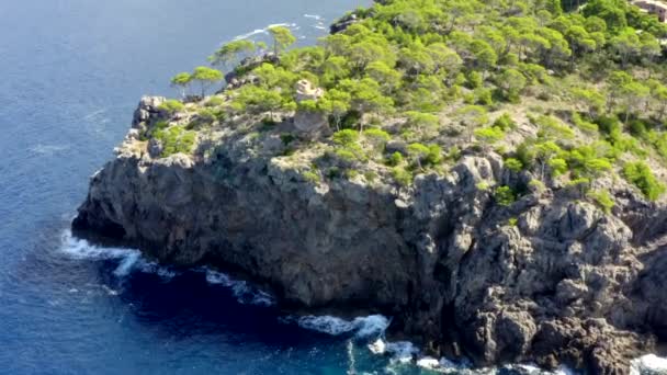 AERIAL: Over smukke kyst linje Tropical Island Mallorca, Spanien med hav og blåt vand om sommeren, sommerferie, rejser, solrig, bølger – Stock-video