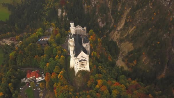 AERIAL: 360 graden Uitzicht op kasteel Neuschwanstein in het bos, bergen, zomer, mistig, kleurrijk — Stockvideo