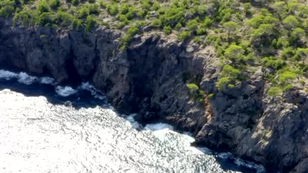 AERIAL: Πάνω από την όμορφη ακτογραμμή της Tropical Island Mallorca, Ισπανία με ωκεανό και μπλε νερό το καλοκαίρι, το φως της ημέρας διακοπές, Ταξίδια, Sunny, Κύματα — Αρχείο Βίντεο