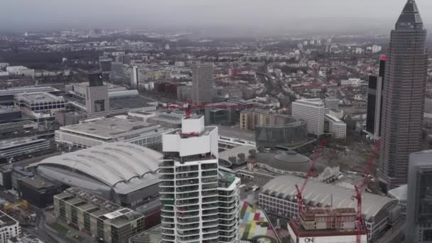 AERIAL: Grattacielo in costruzione con gru in cima a Francoforte sul Meno, Germania il giorno nuvoloso — Video Stock