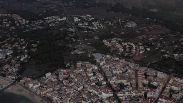 AERIAL: Pequeña Ciudad con Puerto en Isla Tropical con Barcos y Océano en Pequeña Ciudad al Amanecer con Montañas en Fondo Vacaciones, Viajes, Puesta del Sol — Vídeo de stock