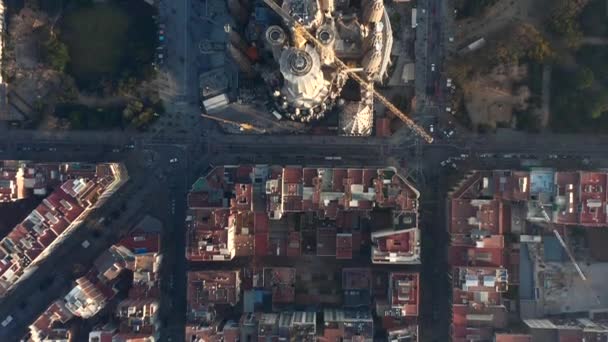 AERIAL: Overhead Drone Shot της La Sagrada Familia με γερανούς στην όμορφη πόλη Sunny Haze πάνω από τη Βαρκελώνη, Ισπανία — Αρχείο Βίντεο