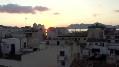 Tropikal Ada 'da botları ve okyanusları olan küçük bir şehir Şafak vakti Küçük Kasaba' da Arka plandaki Dağlarla, Seyahatle, Günbatımıyla 