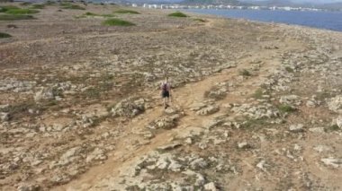 Sırt çantalı adam Rock 'ın üzerinde yürüyor, Sıcak bir günde Tropikal Ada' da Güneşli Hava, Günışığı 