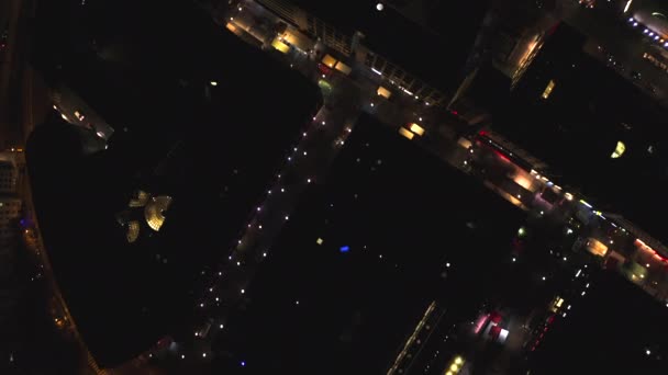 AERIAL: Birdsview de Fráncfort del Meno, Alemania Skyline en Noches con Luces de la Ciudad — Vídeo de stock
