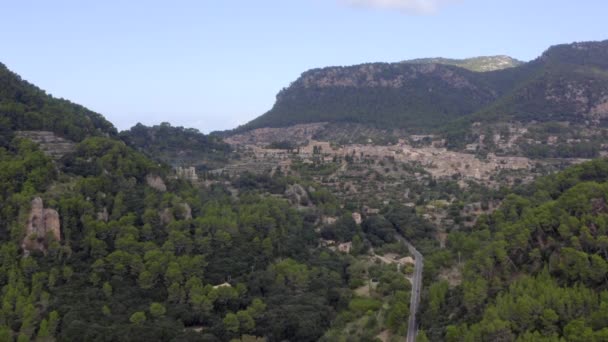 AERIAL: Θέα για Valldemossa στα βουνά στο δάσος της ζούγκλας στο τροπικό νησί Μαγιόρκα, Ισπανία για διακοπές Sunny Day, Ταξίδια, Sunny — Αρχείο Βίντεο