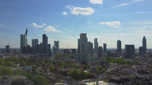 AERIAL: Levantándose sobre Fráncfort del Meno, Alemania Skyline en el hermoso día de verano — Vídeos de Stock