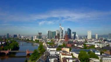 Frankfurt 'a doğru, güzel güneşli bir günde Almanya' nın ana nehri. 