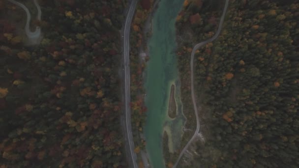 AERIAL: Widok na Błękitne Jezioro, Rzeka otoczona Forrestem i ulicą, Deszcz, Chmury — Wideo stockowe