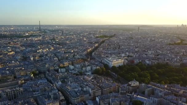 AERIAL: Over Parijs kijkend naar de Eiffeltoren bij zonsondergang — Stockvideo