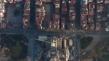 La Sagrada Familia 'nın Güzel Şehir Güneşli Sis' te, İspanya 'nın Barselona üzerinde vinçlerle çekilmiş insansız hava aracı çekimi 