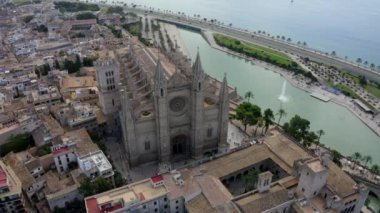 Palma Katedrali Gün Işığı 'nda, Mavi Gök' te Trafik ve Turistlerle Güneşli Gün Tatili, Seyahat, Güneşli Gün 'de İspanya Mallorca' da çekildi. 
