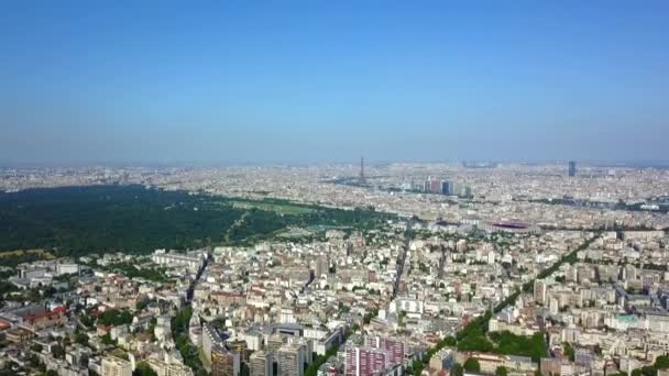 AERIAL: Blick über Paris in Richtung Eiffelturm, Sommer, Tageslicht — Stockvideo
