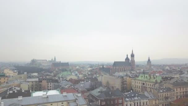 AERIAL: Cracovia, Polonia Ciudad Vieja en invierno Nieve — Vídeos de Stock