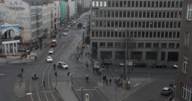 Slow Motion: Berlin 'de güneşli bir günde Alman taksi şoförlerinin Uber' e karşı protesto gösterileri, sarı taksilerle ve polislerle dolu bir kavşak.