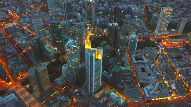 AERIAL: Vista de Fráncfort del Meno, Alemania Skyline por la noche, Luces de la ciudad, Tráfico, Movimiento — Vídeos de Stock