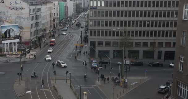 Slow Motion: Zajęte skrzyżowanie z żółtymi taksówkami, taksówki jadące korytem z policją w słoneczny dzień w Berlinie Niemcy Niemieccy taksówkarze protestują przeciwko Uberowi — Wideo stockowe