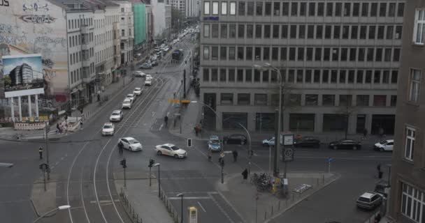 Drukke kruising met gele taxi 's, taxi' s rijden trog op bewolkte dag in Berlijn Duitsland Duitse taxichauffeurs protesteren tegen Uber — Stockvideo