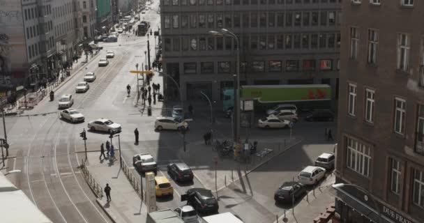 Slow Motion: Ocupada intersección con taxis amarillos, taxis conduciendo a través de la policía en un día soleado en Berlín Alemania Los taxistas alemanes protestan contra Uber — Vídeos de Stock