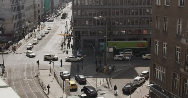 Повільний рух: жваве перехрестя з жовтими кабінами, таксі їздить з поліцією в сонячний день в Берліні Німецькі таксисти протестують проти Убера — стокове відео