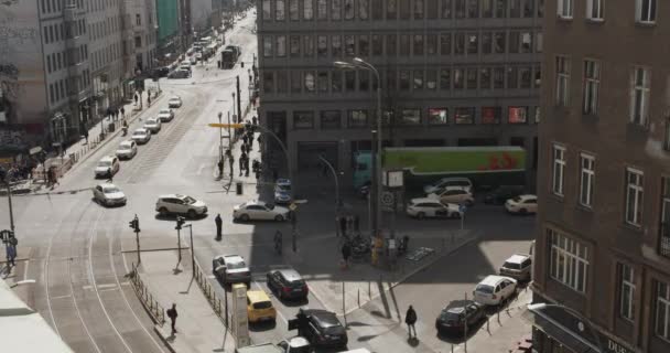 Slow Motion: Ocupada intersección con taxis amarillos, taxis conduciendo a través de la policía en un día soleado en Berlín Alemania Los taxistas alemanes protestan contra Uber — Vídeos de Stock