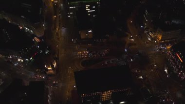 Eschenheimer Tor, Frankfurt am Main, Almanya Gece Işıkları ve araba trafiğiyle