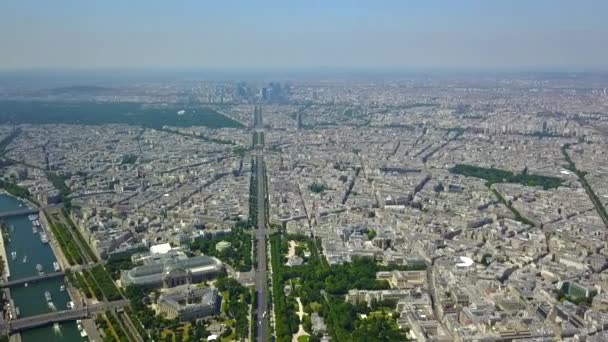 AERIAL: Over Parijs en de rivier, Seine op zoek naar Eiffeltoren, Zomer, Daglicht — Stockvideo