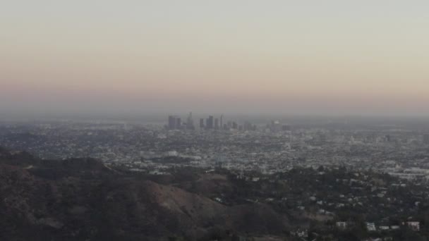 AERIAL: View over Los Angeles in Hollywood Hills at Sunset, California — 비디오