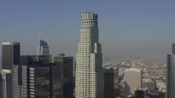 AERIAL:美しい昼光の中で米国銀行タワーに向かってダウンタウンロサンゼルススカイラインで, — ストック動画