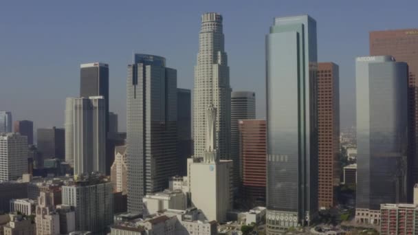 AERIAL: I centrala Los Angeles Skyline mot US Bank Tower i vackert dagsljus, — Stockvideo