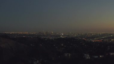 Hollywood Tepeleri üzerinde, Los Angeles şehir merkezi manzaralı., 