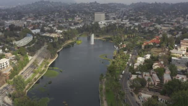 AERIAL: Sobre Echo Park en Los Ángeles, California con palmeras, Nublado — Vídeo de stock