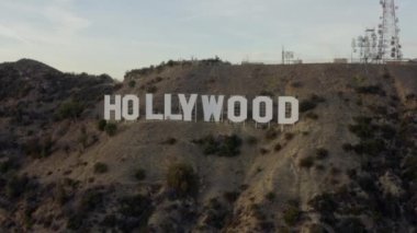 Hollywood tabelasının üzerinden uçuş, arkasında ne olduğunu gösteren mektuplar Sunset, Los Angeles, California 'da. 