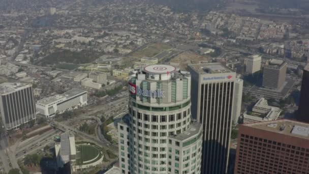 AERIAL: Zbliżenie do US Bank Tower, Wieżowiec w Los Angeles, Kalifornia, Światło dzienne — Wideo stockowe