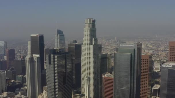 AERIAL: Close-up van de Amerikaanse banktoren, wolkenkrabber in Los Angeles, Californië, daglicht — Stockvideo