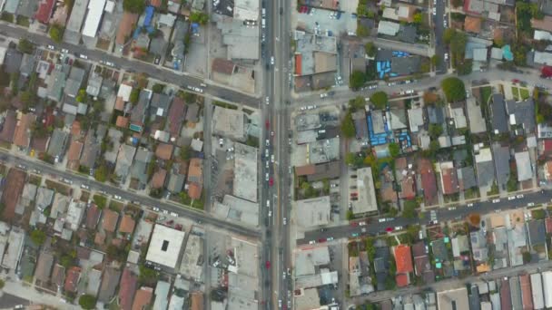 AERIAL: Követi Car a nagy utcán Overhead Birds Eye View Velencében, Kaliforniában, napfény — Stock videók