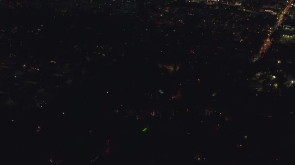 AERIAL: Sobre Hollywood Hills por la noche con vista al centro de Los Ángeles , — Vídeos de Stock