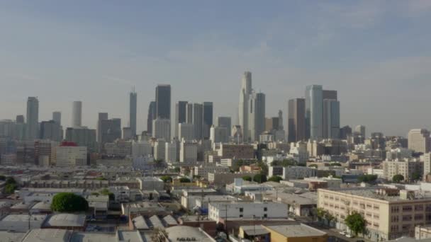 AERIAL: Ampla foto do centro de Los Angeles, Califórnia Skyline em bela luz solar, céu azul , — Vídeo de Stock